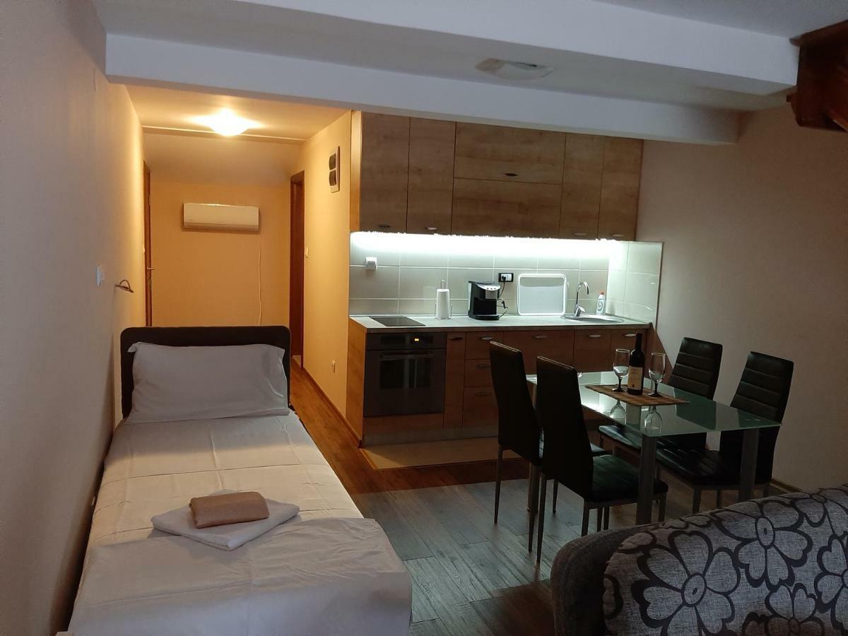 Apartmani Mia Vuksanovic Τσέτινιε Εξωτερικό φωτογραφία